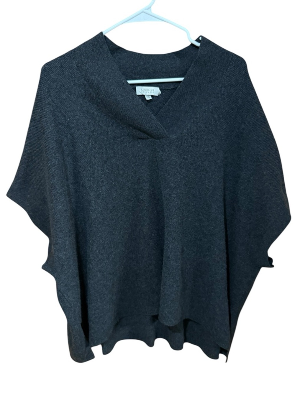100% Cashmere Kinross Cashmere Charcoal Gray V-Neck Short Sleeve Sweater